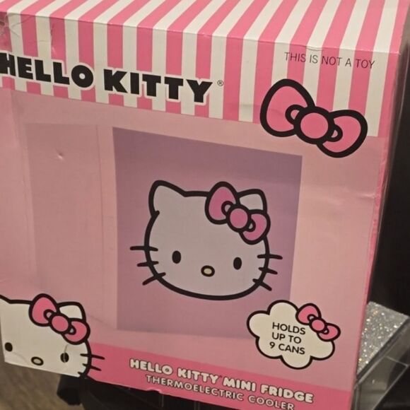 Hello Kitty Mini Fridge Thermoelectric Cooler - Picture 10 of 12